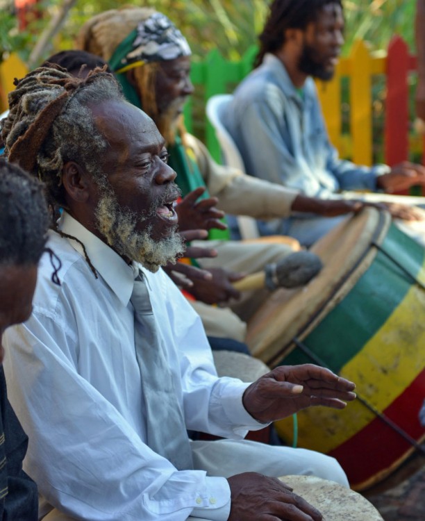 Habitantes de Jamaica tocando un poco de música Reggae