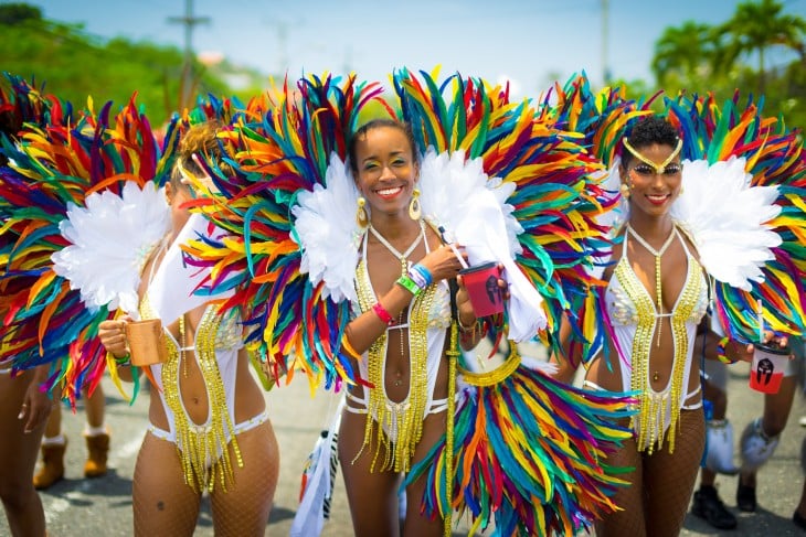 Mujeres desfilando durante el carnaval de Jamaica 