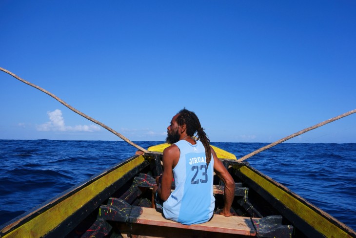 Hombre Jamaiquino sobre un bote pescando en Jamaica 
