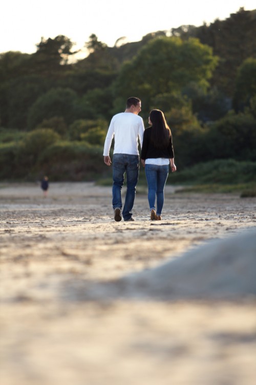 Pareja de novios donde el hombre va a la izquierda de la mujer 