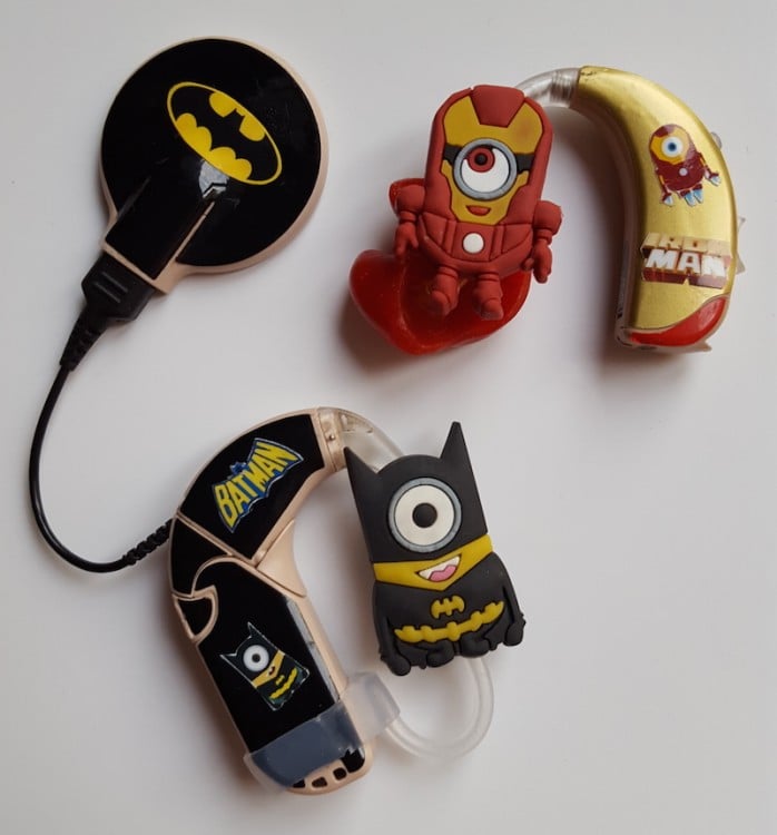 audífonos con figuras de batman y iron man 