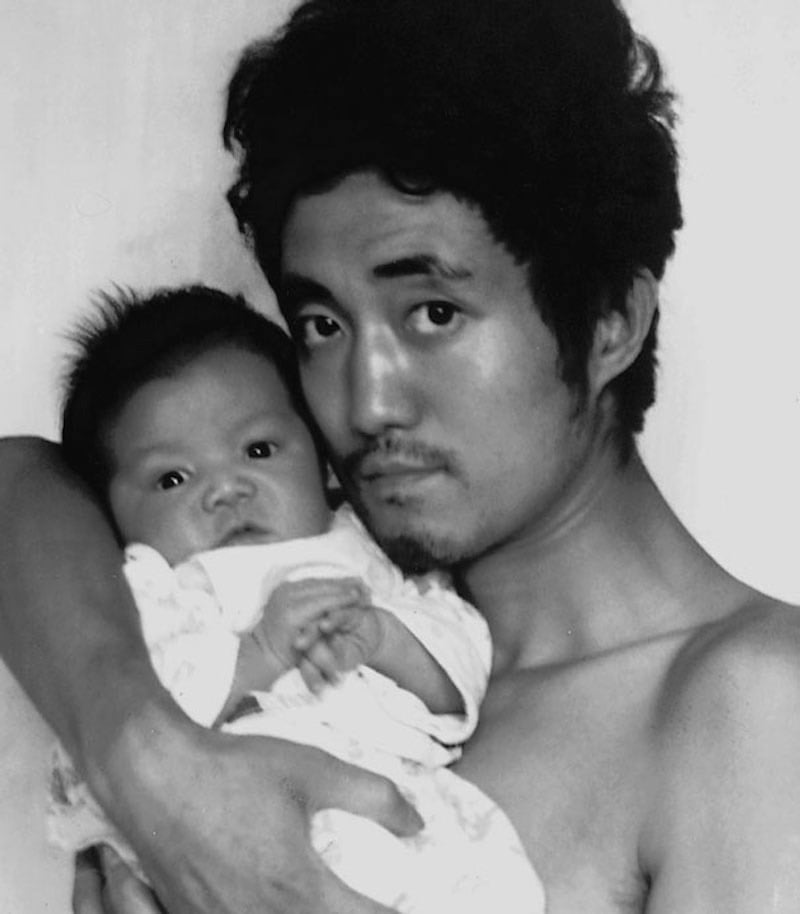 Padre e hijo se toman fotos en la misma pose durante 28 años