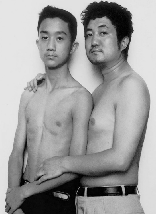Padre e hijo se toman fotos en la misma pose durante 28 años