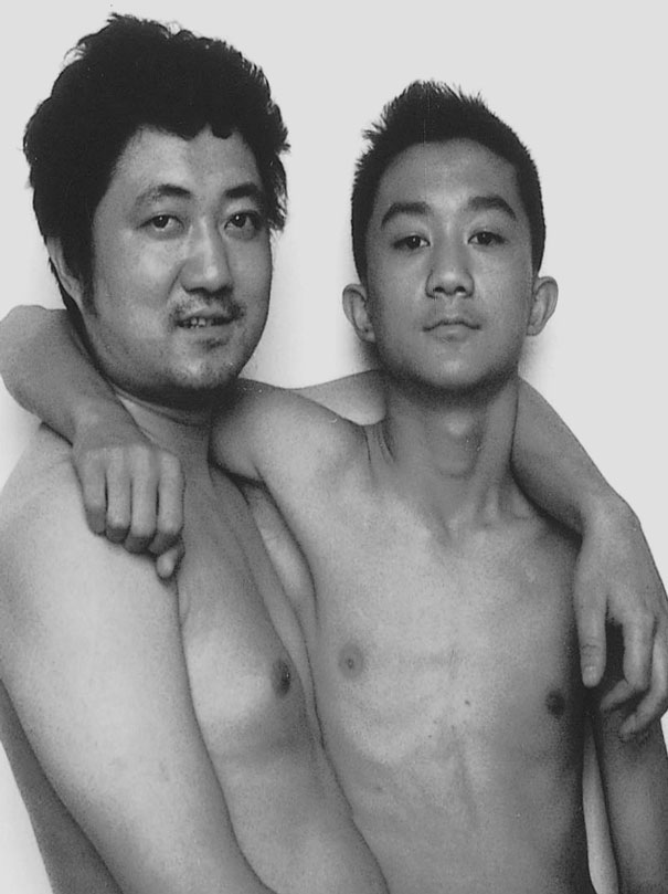 Padre e hijo se toman fotos en la misma pose durante 28 años
