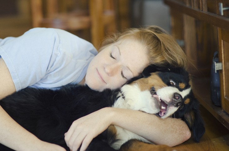 Chica abrazando a un perro