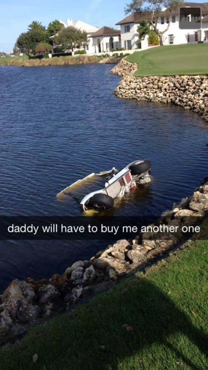 Fotografía de un coche de golf hundiéndose en el agua