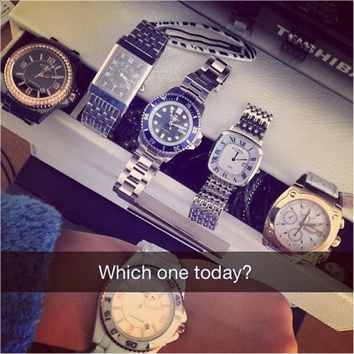 Fotografía de un estuche con varios relojes costosos 