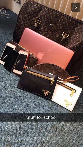 Imagen de una bolsa, carteras iPhones y un iPad 