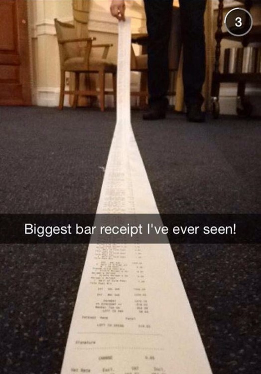 Ticket de la cuenta de un bar demasiado largo en el suelo 