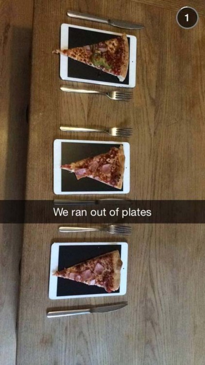 Pedazos de pizza sobre iPads 