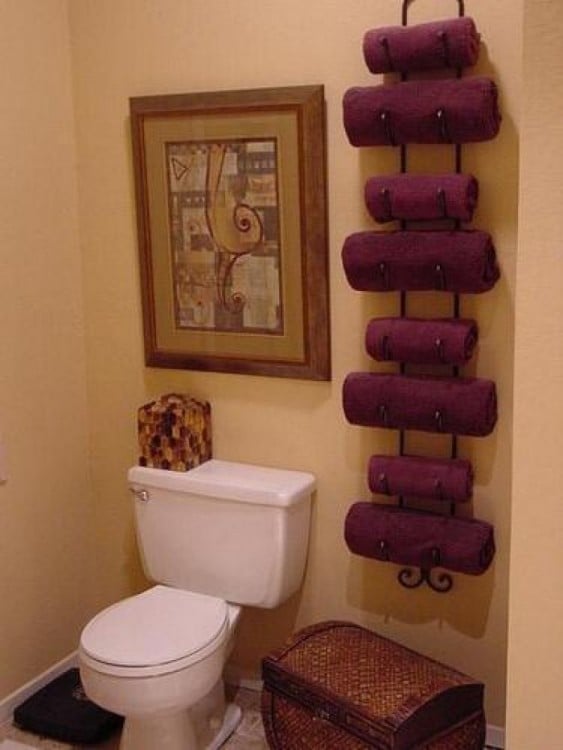 Bastidores de vinos como organizador de toallas en un baño 