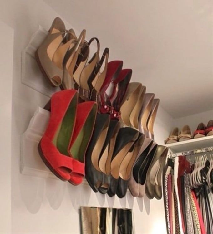 tacones de una mujer colgados en la pared 