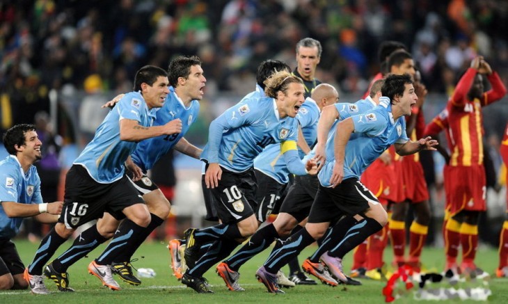 SELECCION DE URUGUAY FESTEJANDO EN EL MUNDIAL 2010