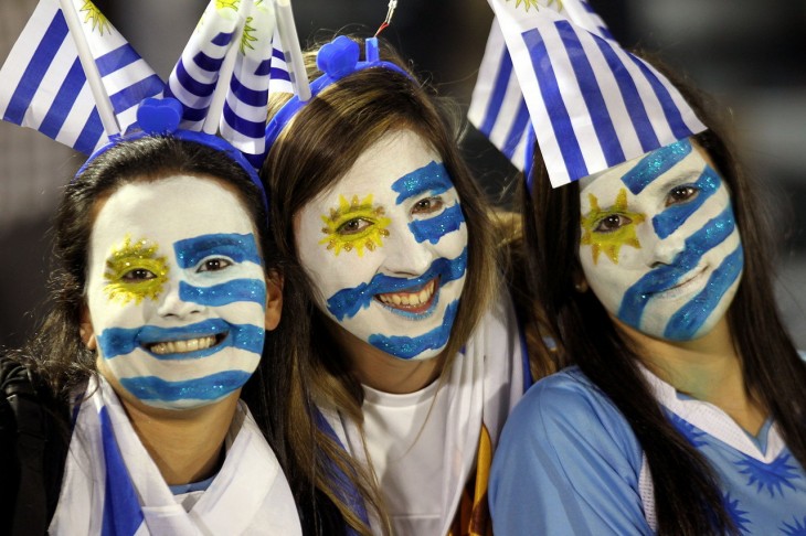 MUJERES URUGUAYAS CON LA BANDERA PINTADA EN EL ROSTRO