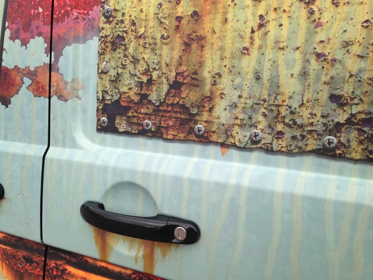puerta de una camioneta con vinilo de oxido 