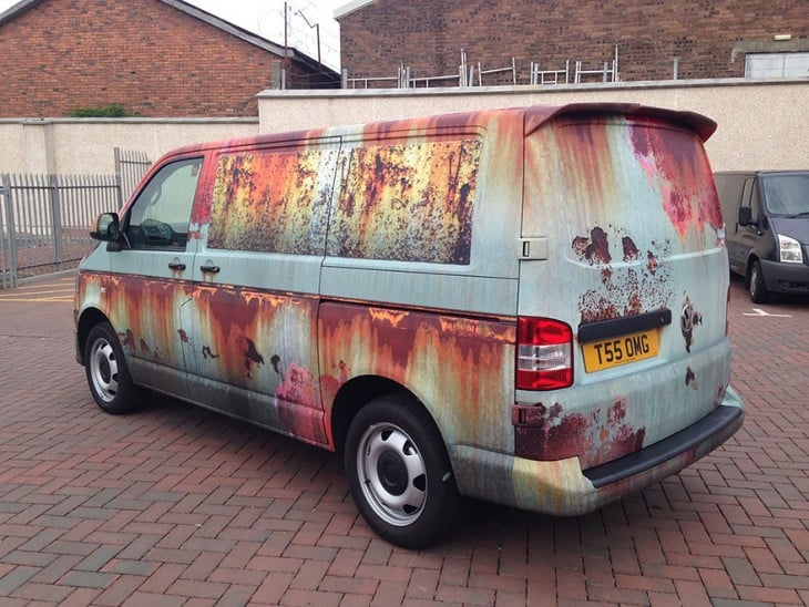 Camioneta nueva decorada con vinilo que figura estar oxidada 