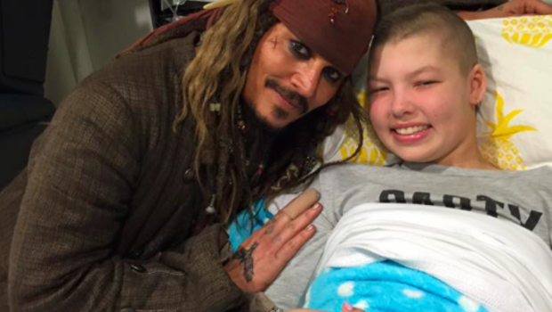 Johnny Depp con un paciente de un hospital de niños 