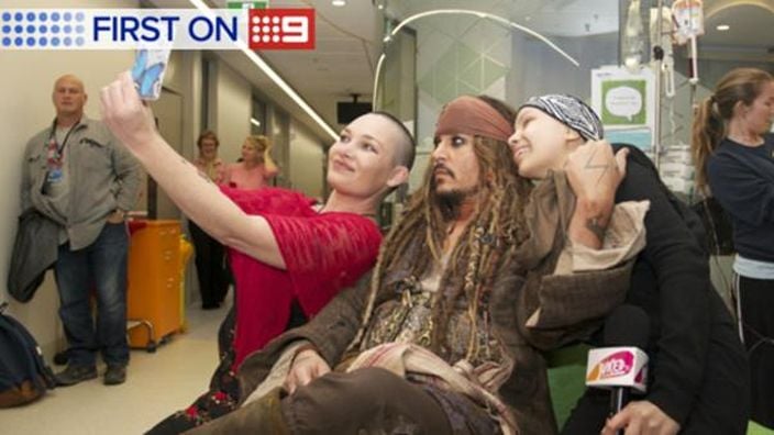 selfie de Johnny Depp con dos mujeres 