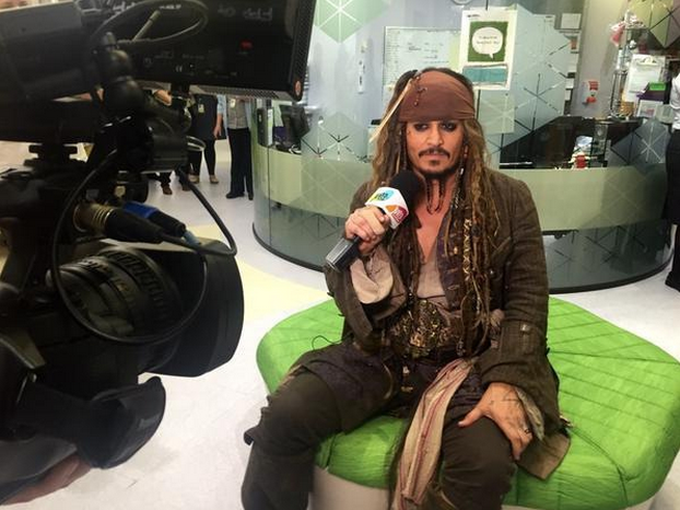 Johnny Depp frente a una cámara en un hospital 