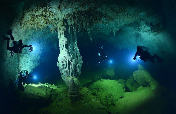 cuevas adentro del agujero azul en belice