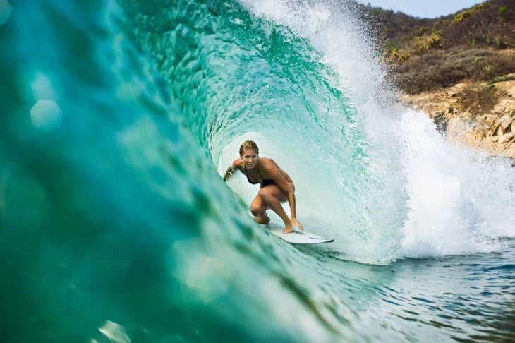 surfista en las playas de Montañita, Ecuador