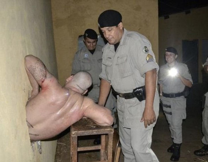 hombre se queda atorado en la pared de la carcel en brasil por intentar huir por un hoyo