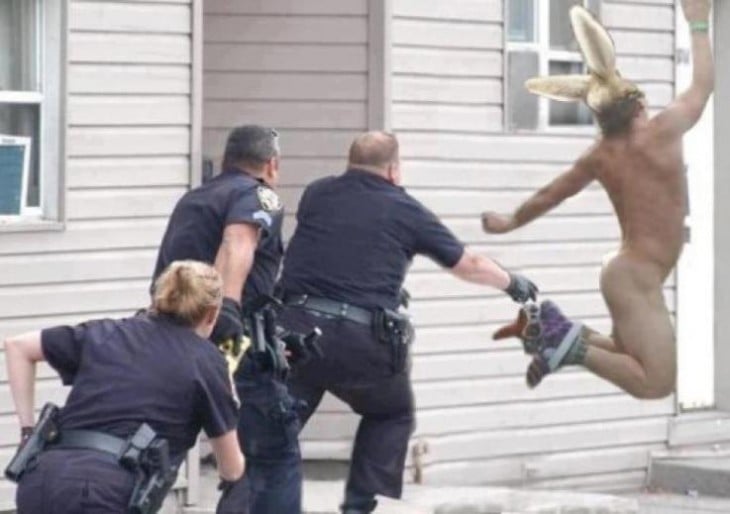 hombre huyendo desnudo de la policia con orejas de conejito de pascua