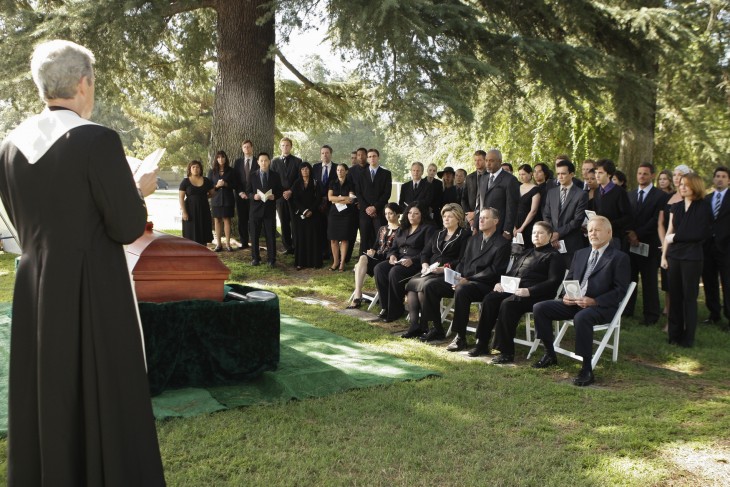 funeral de greys natomy tomado para recrear parodia del hombre avaro