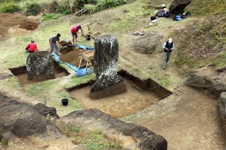 excavaciones alrededor de las cabezas moai