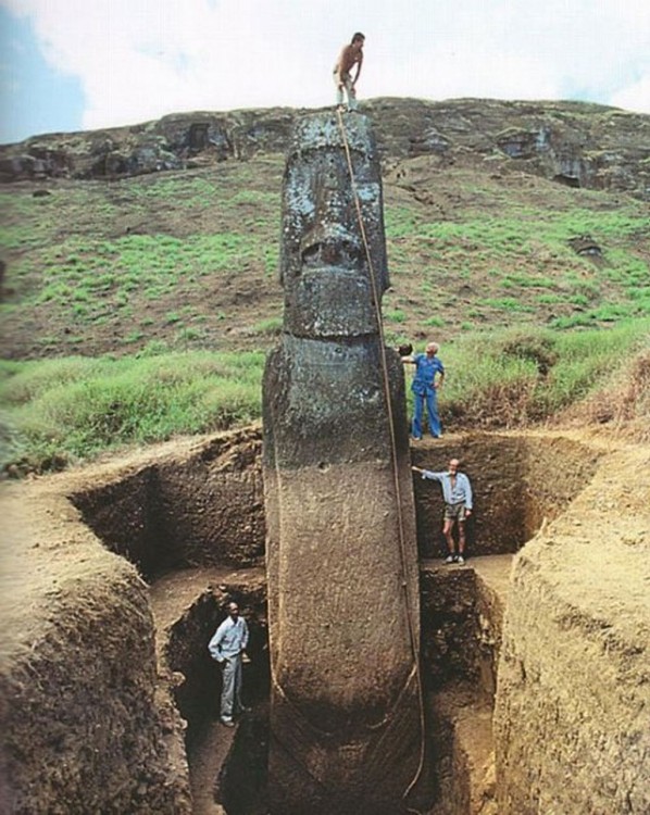 cabeza moais desenterrada