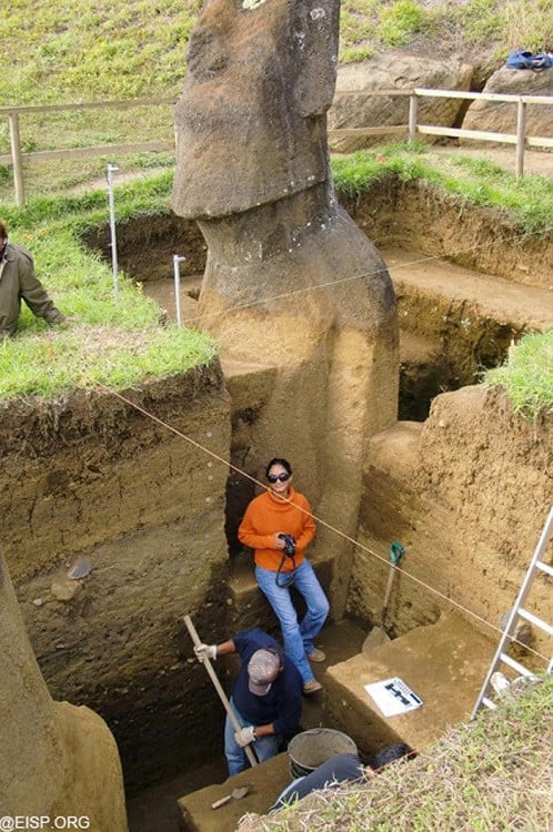 excavaciones las esculturas de los moais