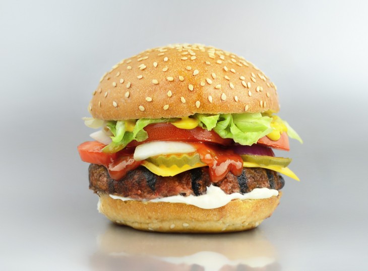 Fotografía de una hamburguesa de comida rápida 
