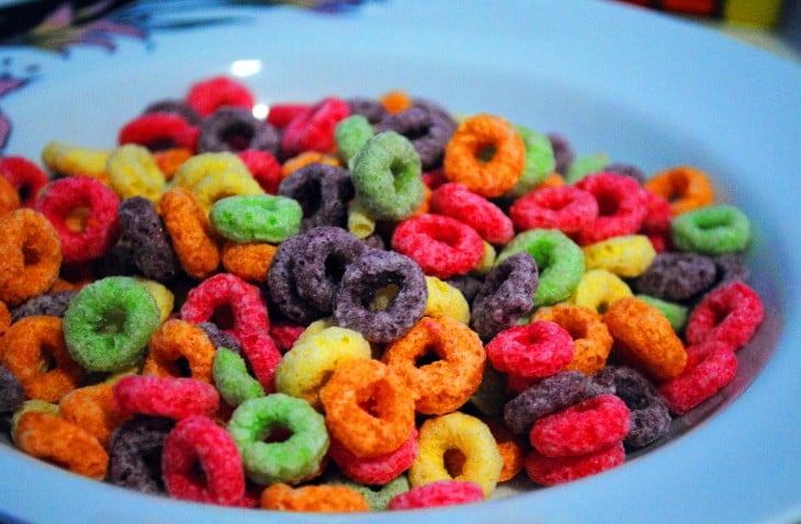 Platillo lleno de cereal Froot Loops 