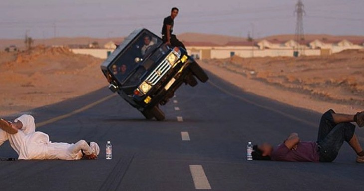 hombres de la india o dubai jugando cosas extremas