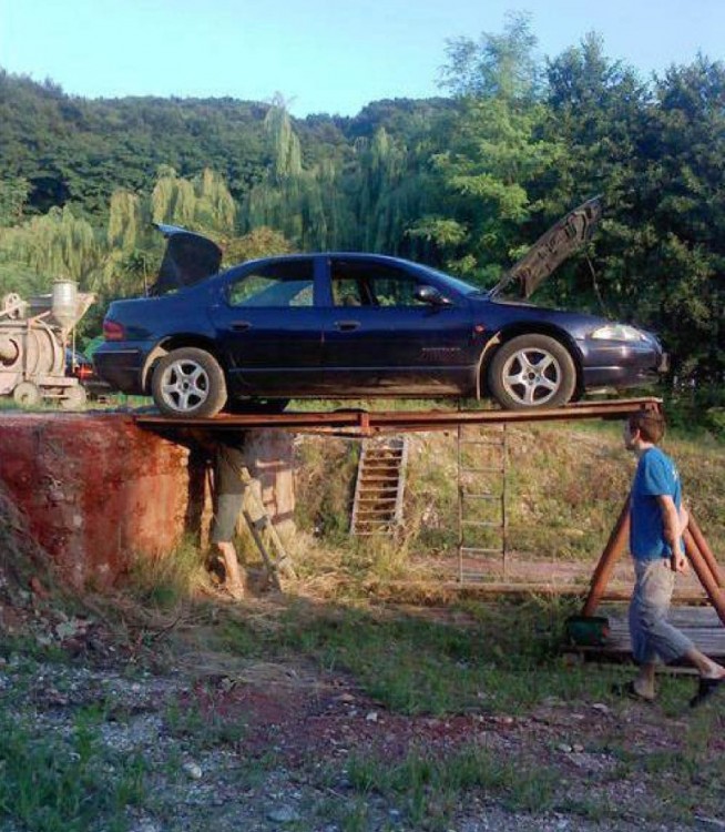 hombres ponen carro de una forma peligrosa para arreglarlo