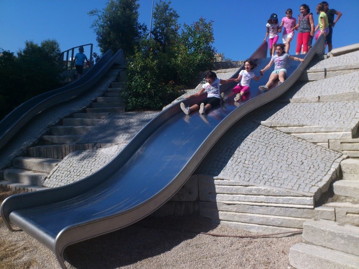 resbaladillas de metal para los parques