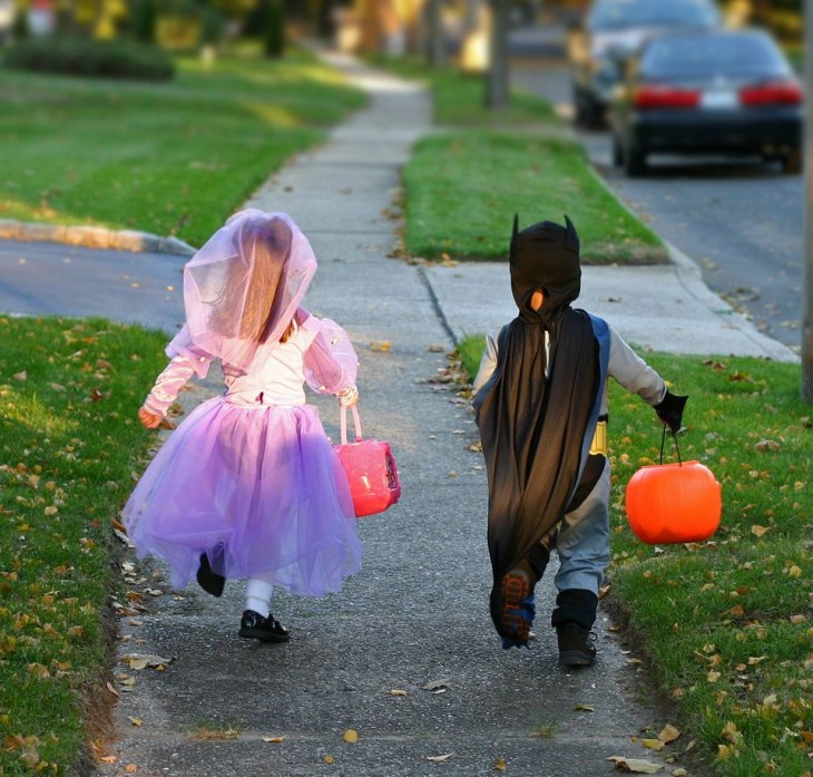 niños pidiendo halloween