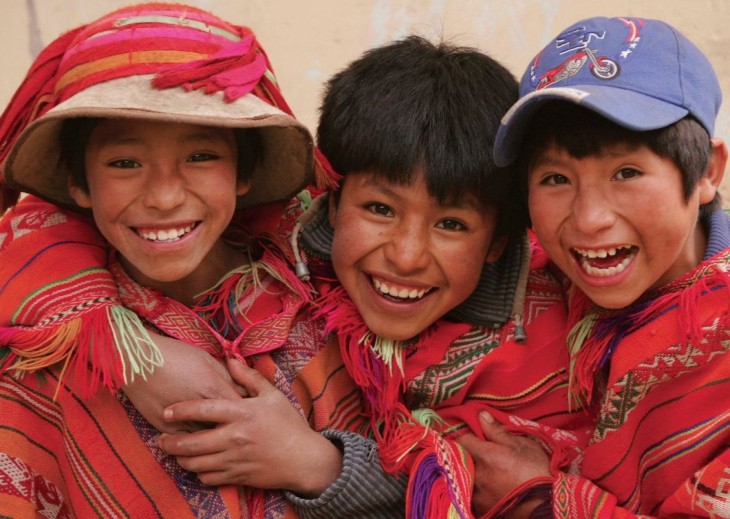 niños peruanos felices