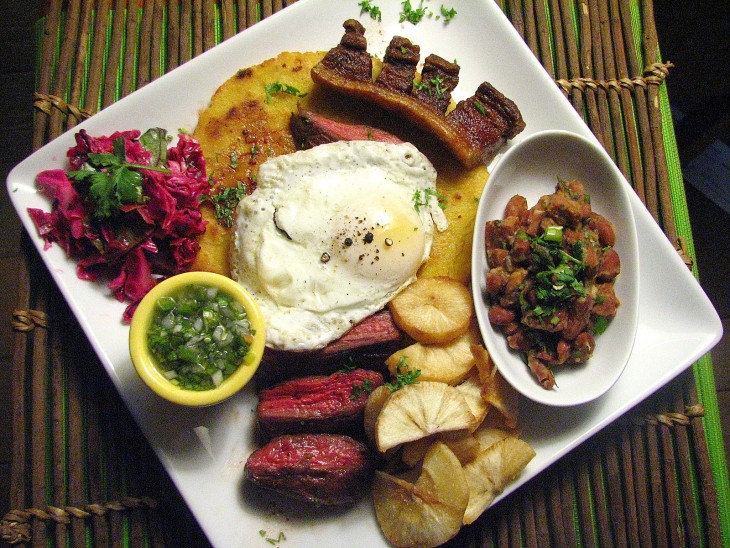 bandeja paisa comida tipica de colombia