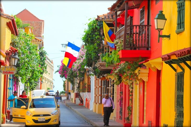 hombre caminando por las calles de cartagena colombia