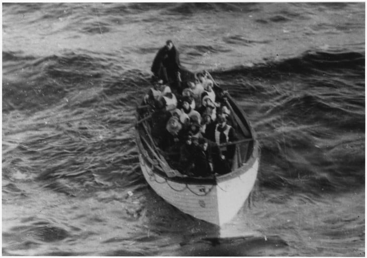 un bote con supervivientes del titanic