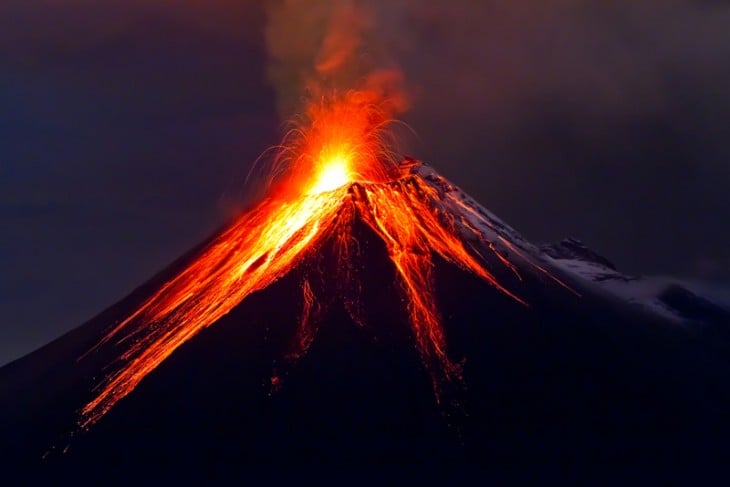 Volcan de villarica, en erupcion junio de 2011 chile