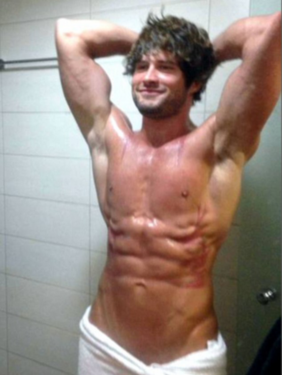 IMITADOR DE CHRISTIAN GREY MOSTRANDO SUS ABDOMINALES