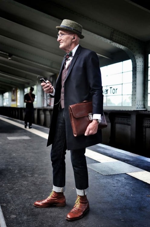 ANCIANO HIPSTER ALEMANA EN LA ESTACION DEL TREN