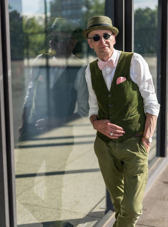 Anciano hipster VESTIDO DE VERDE CON UN MOÑO ROSA COMO CORBATIN