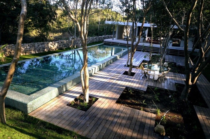 casa con alberca y arboles en el jardin