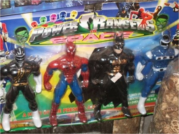 EMPAQUE DE POWER RANGERS PERO CON MUÑECOS MARVEL