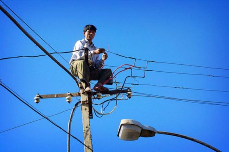 hombre intentando arreglar la energia electrica del pueblo de vietnam de una forma poco convencional