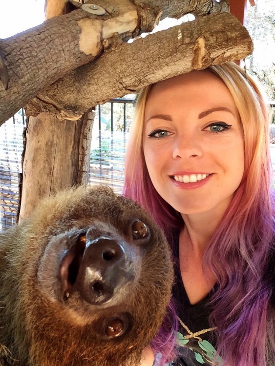 mujer posa con un animalito