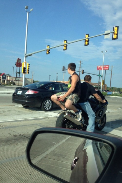 chavos jugando carreritas en una moto